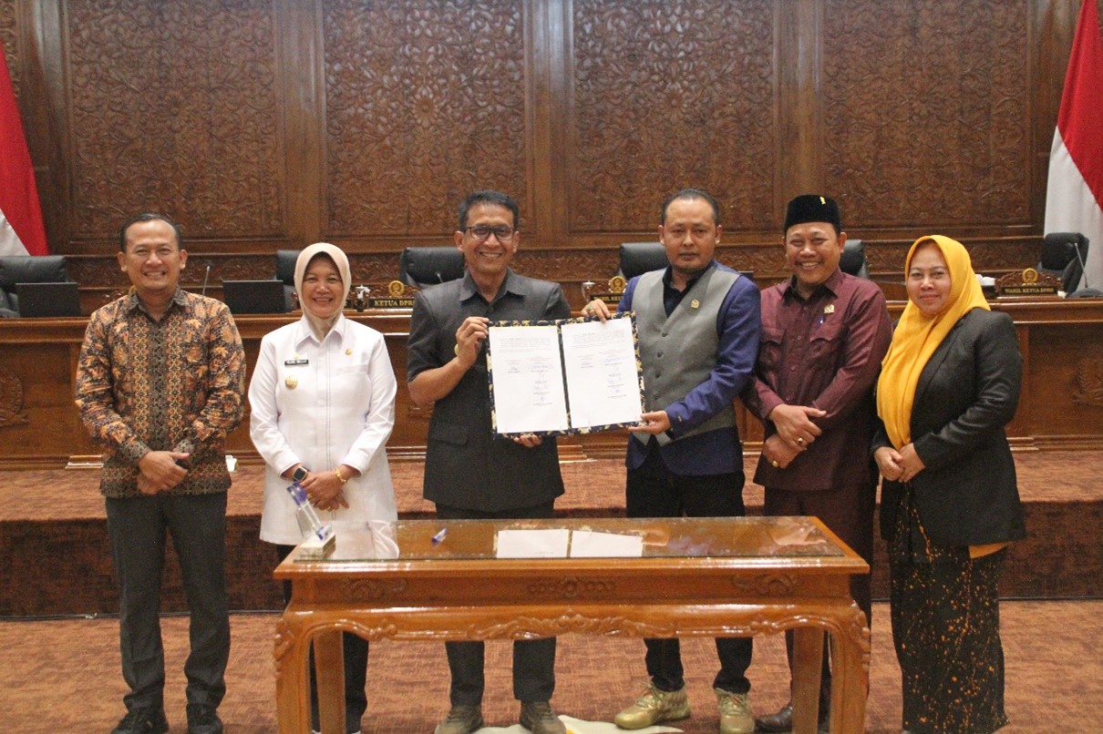 DPRD Bojonegoro Sahkan Dua Raperda Penting: Perlindungan Petani dan Pengelolaan Sampah