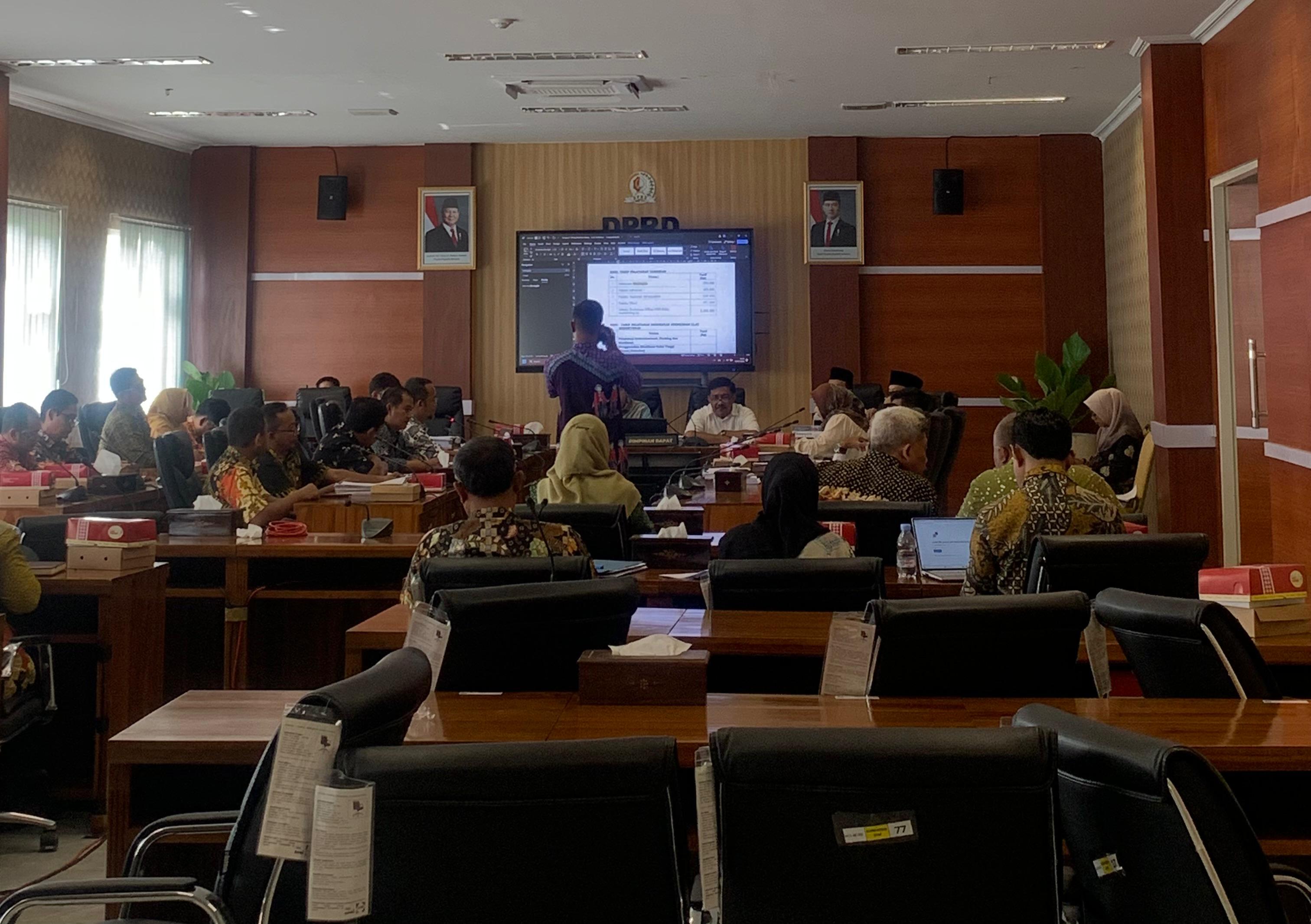 Pansus dan Tim Eksekutif Bahas Raperda Pajak dan Retribusi Daerah