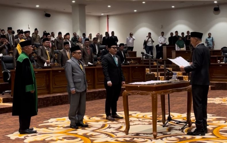 Paripurna Istimewa Lantik Dua Anggota Pengganti Antar Waktu
