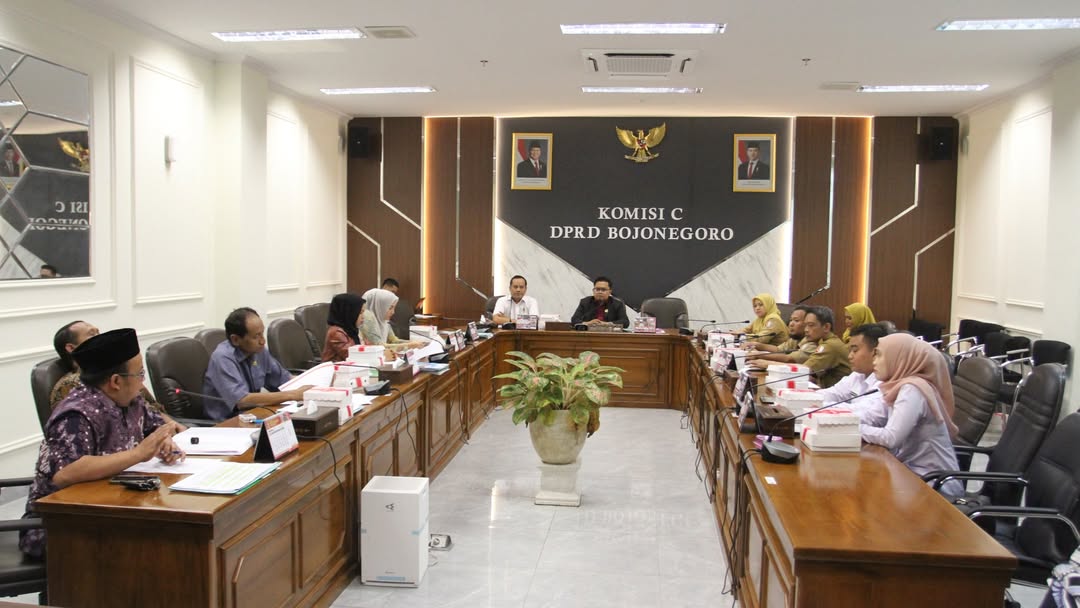 Rapat Kerja Komisi C Bahas Sekolah Rakyat dan Program Bansos 2025