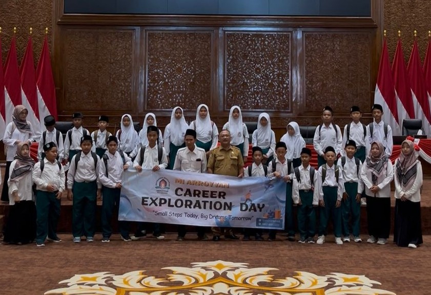 Kunjungan MI Ar-Royyan ke DPRD Bojonegoro dalam Program “Career Exploration Day”