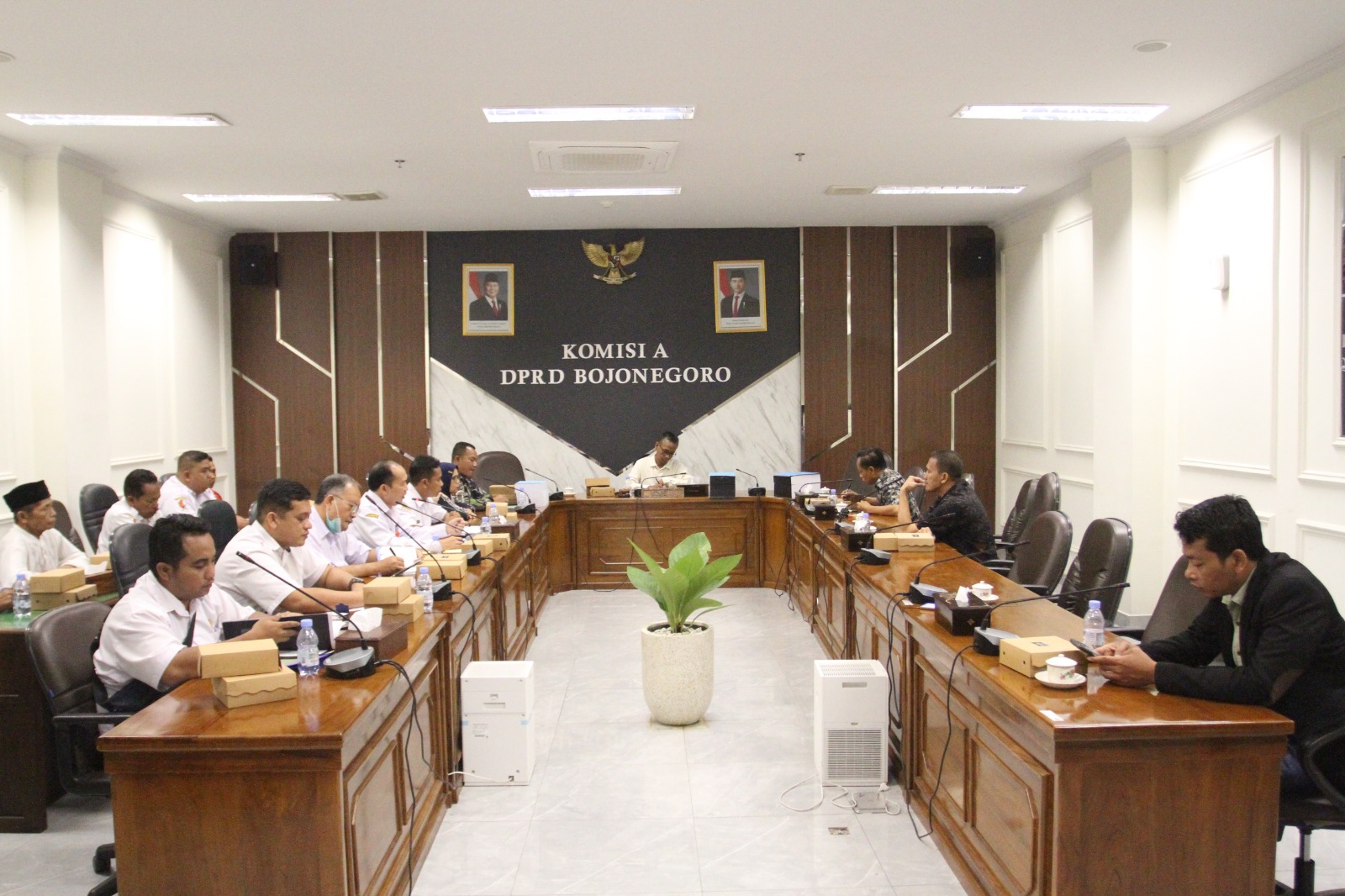 Komisi A Bahas Pemanfaatan TKD Desa Belun dan Sengketa Tanah SDN Setren III