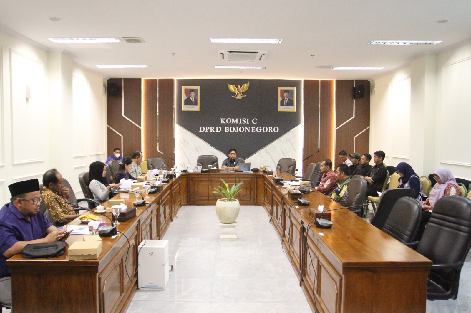 Komisi C Gelar Dua Rapat Kerja Bahas Program Tahun 2026 dan Penggunaan Dana CSR BPR