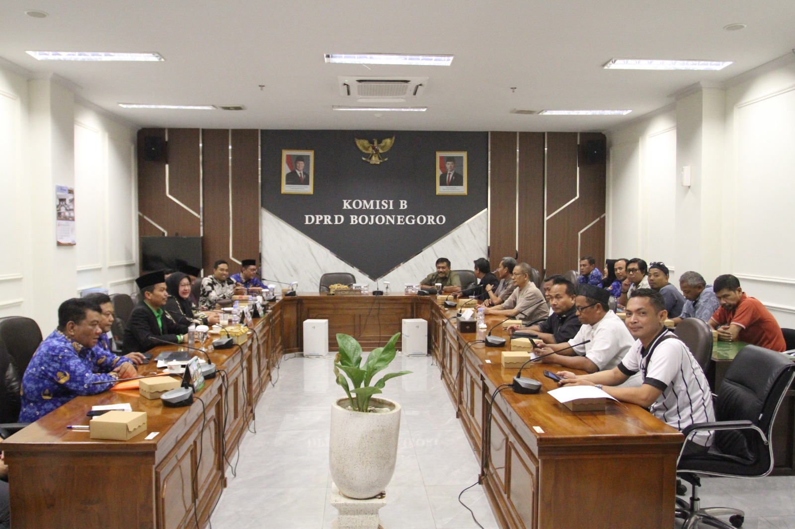Komisi B Bahas Proses Pembangunan Pasar Kota